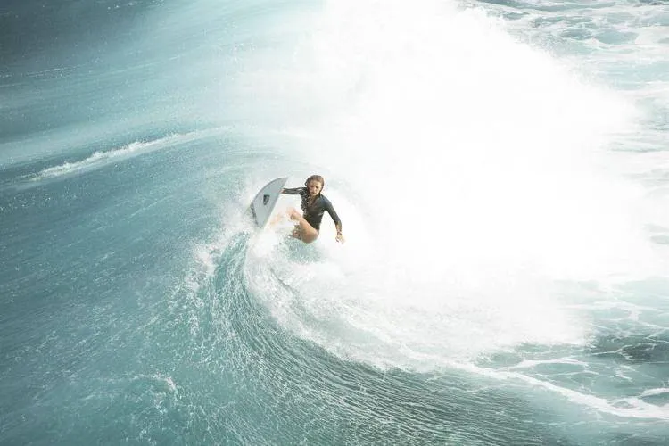 Blake Lively surfeando