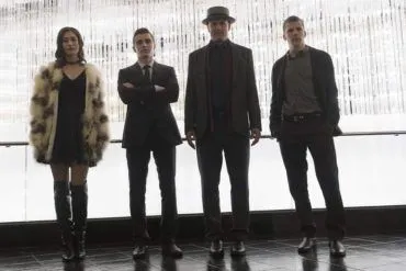 Lizzy Caplan, Dave Franco, Woody Harrelson y Jesse Eisenberg interpretan al grupo de magos conocidos como