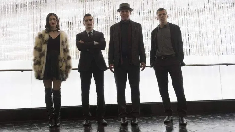 Lizzy Caplan, Dave Franco, Woody Harrelson y Jesse Eisenberg interpretan al grupo de magos conocidos como 