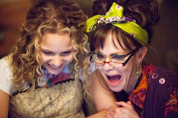 Isabella Acres es Vivian y Sally Field es Doris