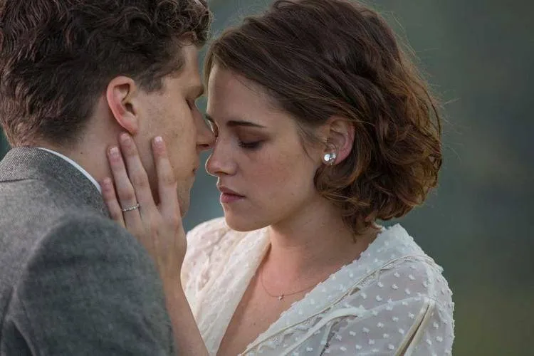 Jesse Eisenberg, Kristen Stewart en una escena de Café Society