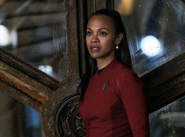 Zoe Saldana es la teniente Uhura