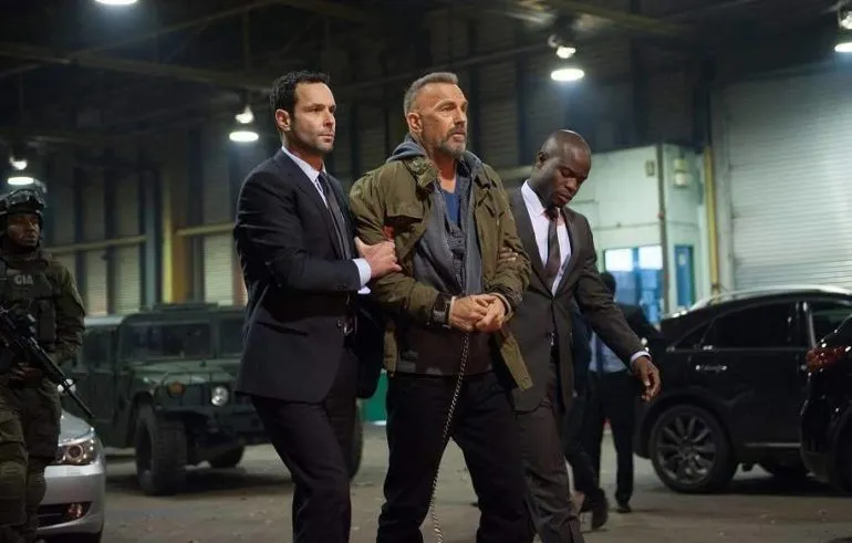 Kevin Costner arrestado en una imagen de la película Criminal