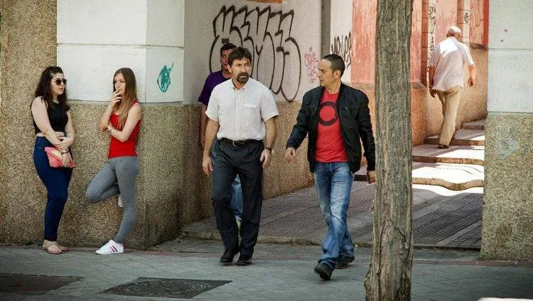 Los actores Antonio de la Torre y Luis Callejo en una escena de la película rodada en el barrio de Usera