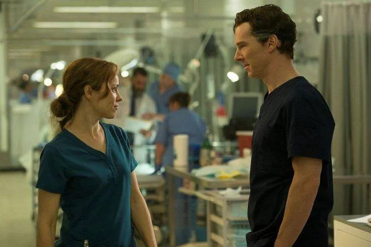 Benedict Cumberbatch como Doctor Strange y Rachel McAdams como Christine Palmer