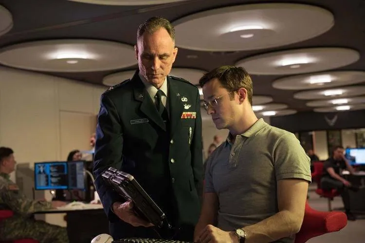 Imagen de una escena de la película - Crítica Snowden