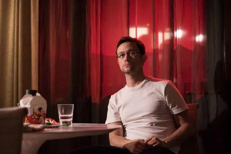Joseph Gordon-Levitt interpreta a Edward Snowden
