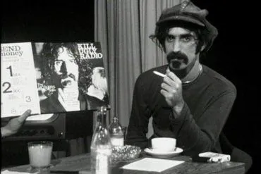 El músico Frank Zappa durante una entrevista