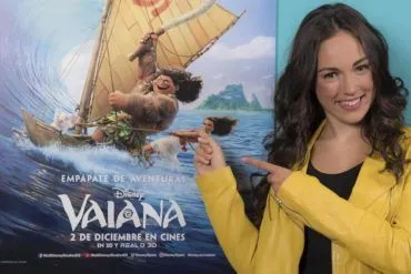 María Parrado junto al cartel de la película de Disney Vaiana