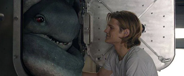 Lucas Till hablando con su monstruo