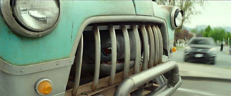 El pequeño monstruito escondido en la camioneta