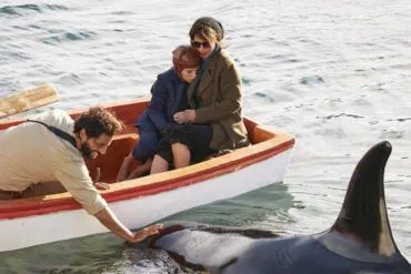 Joaquín Furriel, Joaquín Rapalini y Maribel Verdú en una escena de la película con orcas