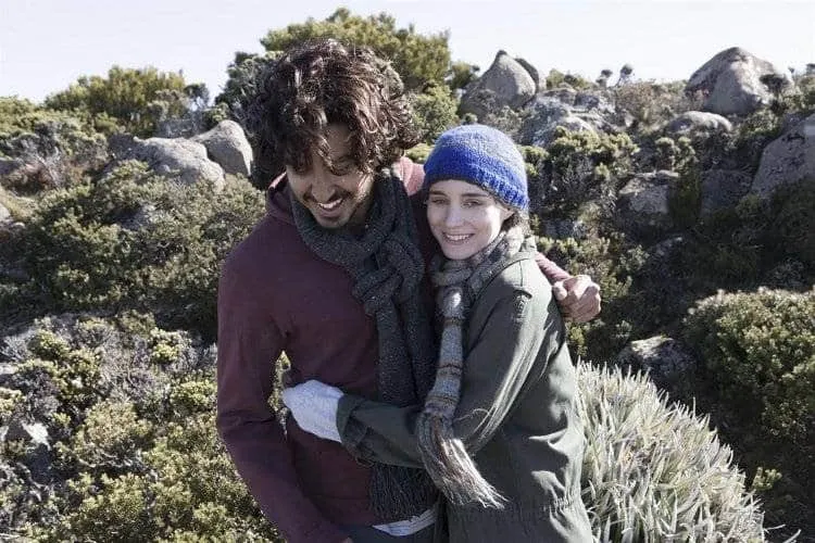 Dev Patel y Rooney Mara