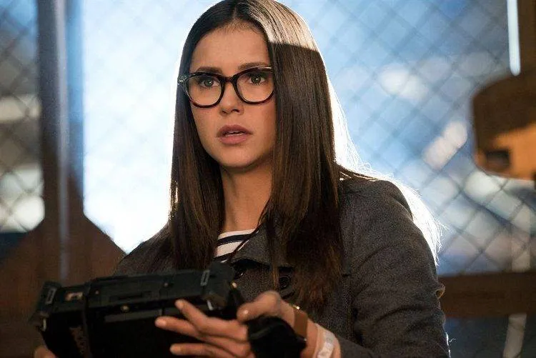 Nina Dobrev interpreta a un personaje absurdo cuya escena de presentación logra ser graciosa