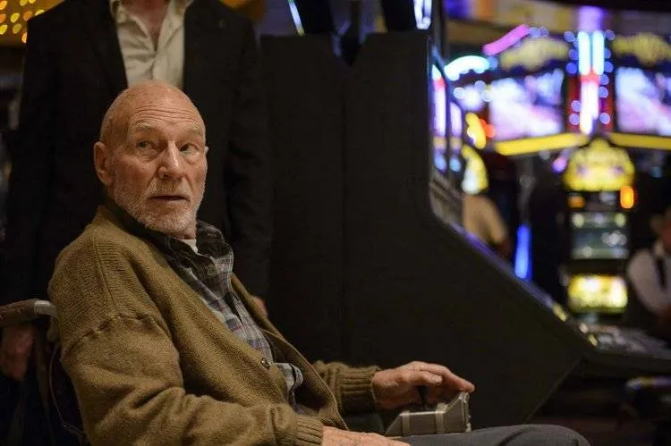 Sir Patrick Stewart en un fotograma de la película Logan