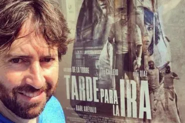 Daniel Sánchez Arévalo posa delante del cartel de la película dirigida por su primo Raúl Sánchez Arévalo