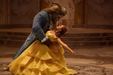 Emma Watson y Dan Stevens en el momentazo de la cinta, el baile de Bella y Bestia