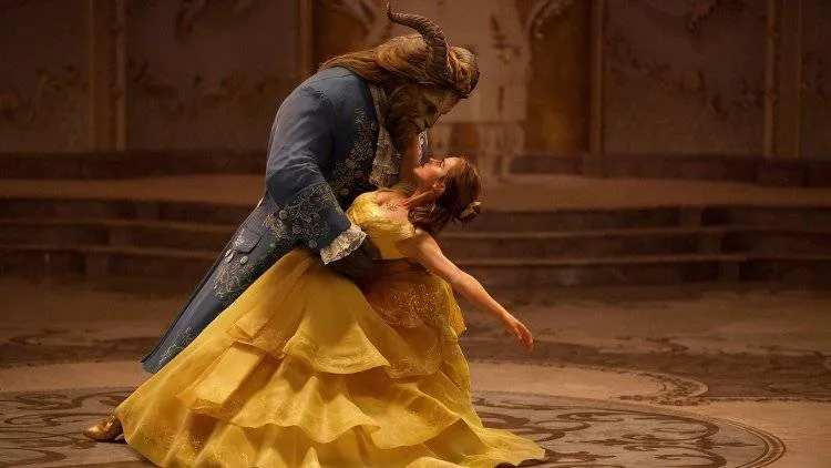Emma Watson y Dan Stevens en el momentazo de la cinta, el baile de Bella y Bestia