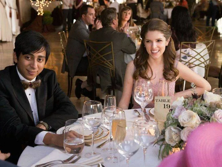 Anna Kendrick y Tony Revolori en plena boda