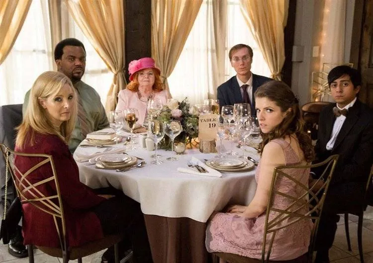Anna Kendrick, Craig Robinson, June Squibb, Lisa Kudrow, Stephen Merchant y Tony Revolori en Mesa 19