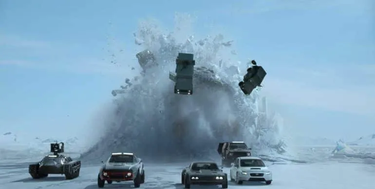 En la película llueven coches de las maneras más diversas.