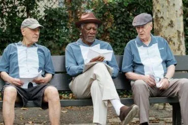 Alan Arkin, Michael Caine y Morgan Freeman planeando el atraco al banco