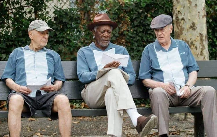 Alan Arkin, Michael Caine y Morgan Freeman planeando el atraco al banco