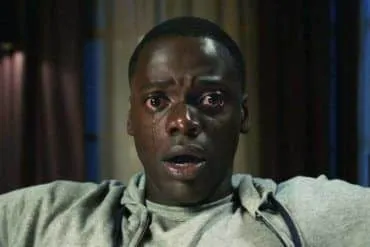 Daniel Kaluuya se queda con esta cara al descubrir las intenciones de los padres de su chica