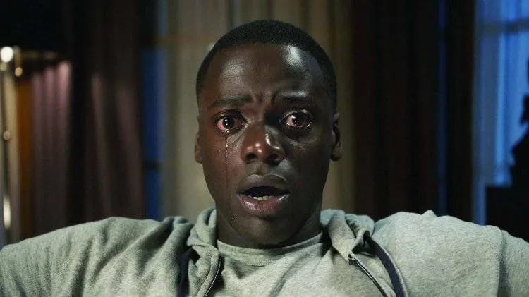 Daniel Kaluuya se queda con esta cara al descubrir las intenciones de los padres de su chica