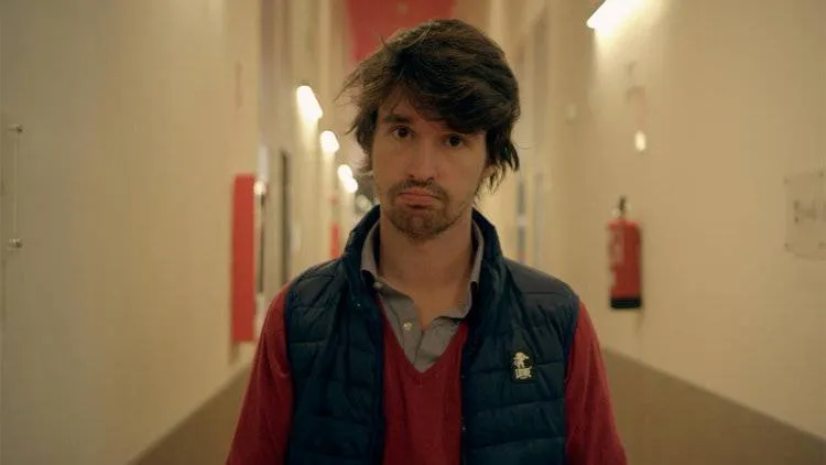 Santiago Alverú es le protagonista de Selfie