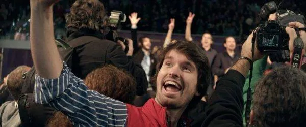 Santiago Alverú es Bosco, aquí haciéndose un selfie con Podemos