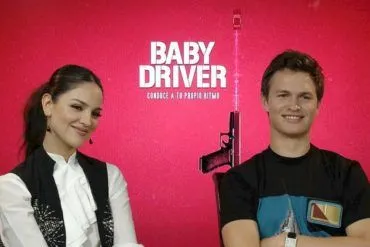 Ansel Elgort y Eiza González durante la entrevista con Los Interrogantes