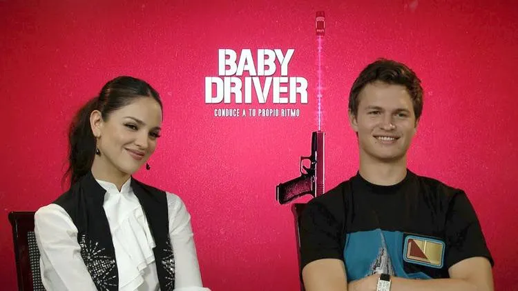 Ansel Elgort y Eiza González durante la entrevista con Los Interrogantes