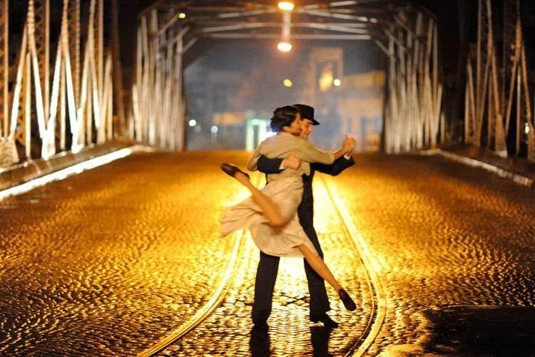 Una pareja bailando en