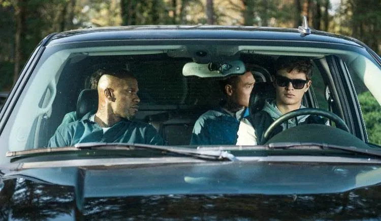 Ansel Elgort y Jamie Foxx esperando dentro del coche, el otro gran protagonista de la peli