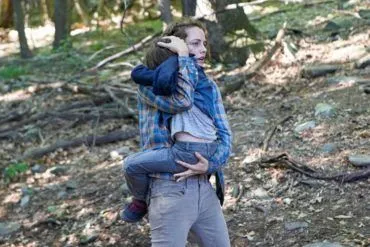 Riley Keough asustada en medio del bosque