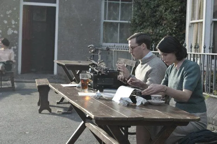 Gemma Arterton y Sam Claflin escribiendo
