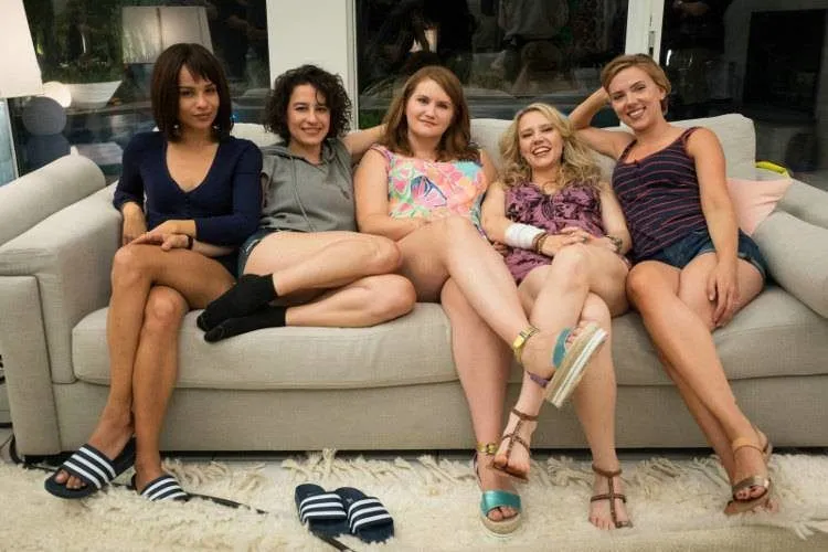 Ilana Glazer, Jillian Bell, Kate McKinnon, Scarlett Johansson y Zoë Kravitz son el reparto de