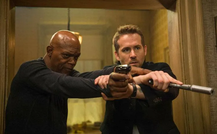 Ryan Reynolds y Samuel L. Jackson en una escena de acción