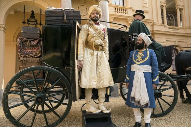 Adeel Akhtar y Ali Fazal en la película