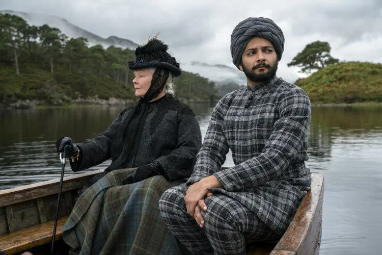 Ali Fazal y Judi Dench en