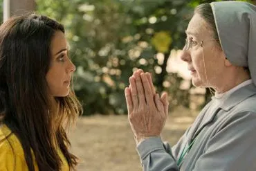 Macarena García y Gracia Olayo rezando en