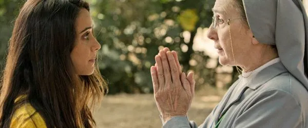 Macarena García y Gracia Olayo rezando en 