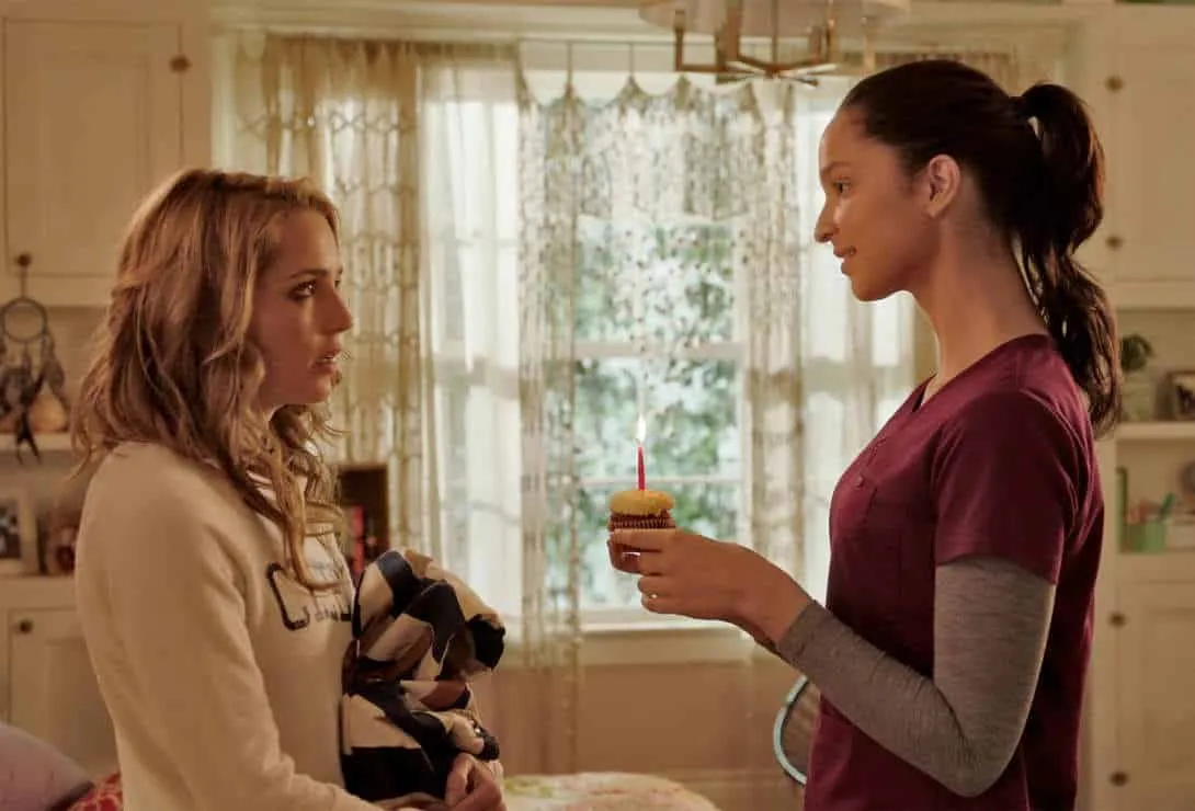 Jessica Rothe y Ruby Modine cupcake de cumpleaños