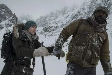 Idris Elba y Kate Winslet pasando mucho frío