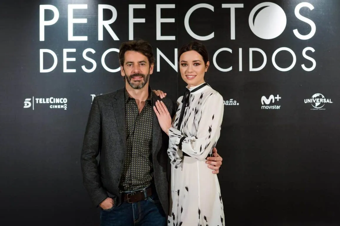 Eduardo Noriega y Dafne Fernández posando en el photocall de Perfectos Desconocidos