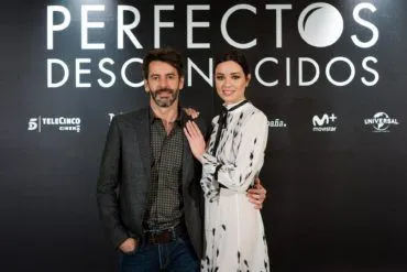 Eduardo Noriega y Dafne Fernández posando en el photocall de Perfectos Desconocidos
