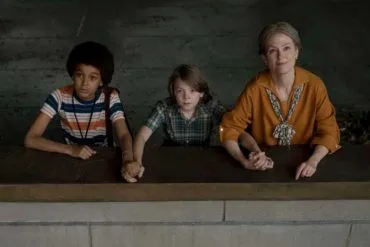 Jaden Michael, Oakes Fegley y Julianne Moore en una escena de la película
