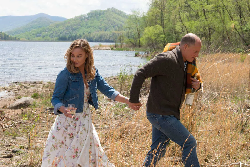 Abbie Cornish y Woody Harrelson en la película