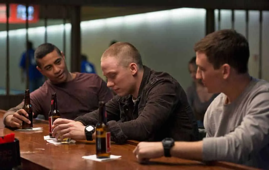 Beulah Koale, Joe Cole y Miles Teller son los tres militares